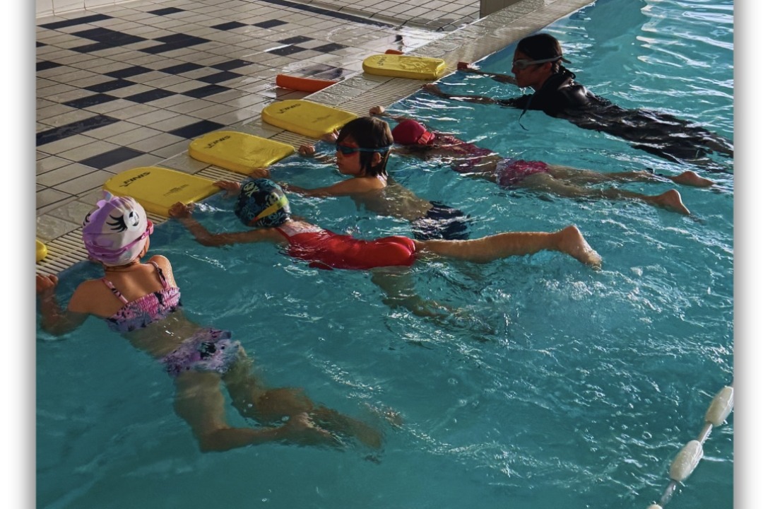 Poziomy grup w nauce pływania – od pierwszego kontaktu z wodą po zaawansowane techniki