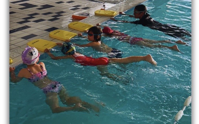 Poziomy grup w nauce pływania – od pierwszego kontaktu z wodą po zaawansowane techniki