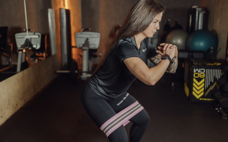 Trening siłowy z gumami – skuteczność, różnice i pomysły na ćwiczenia